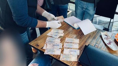 За дозвіл на білборд. На Прикарпатті посадовець Служби автодоріг вимагав хабар