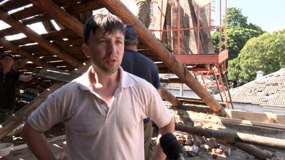 Ремонтують дахи і склять вікна: хмельницькі комунальники приїхали до Чернігова відновлювати пошкоджені будинки Ремонтують дахи і склять вікна: хмельницькі комунальники приїхали до Чернігова відновлювати пошкоджені будинки