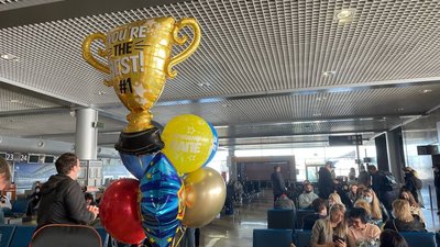 Українські паралімпійці повернулися з Токіо. Як їх зустрічали Українські паралімпійці повернулися з Токіо. Як їх зустрічали