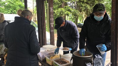 Львівські волонтери відновили роздачу обідів у парках