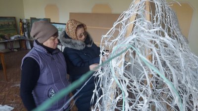 У Липовій Долині на Сумщині волонтерки шиють плитоноски та допомагають армії У Липовій Долині на Сумщині волонтерки шиють плитоноски та допомагають армії