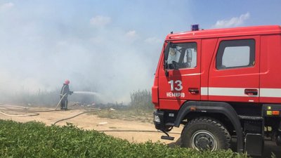 Рятувальник гасить вогонь на відкритій місцевості