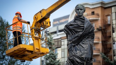 демонтаж захисних конструкцій, памʼятник Лесі Українці
