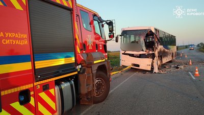 На Кіровоградщині в дорожній аварії померли шестеро людей На Кіровоградщині в дорожній аварії померли шестеро людей