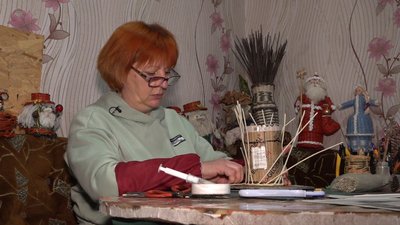 Кожну свою роботу називає живою: черкащанка виготовляє вироби із паперової лози