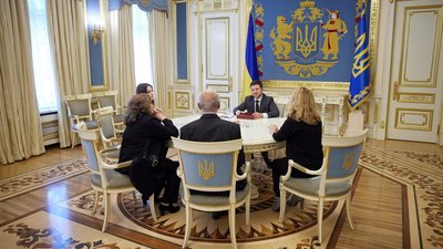 Президент передав орден Держави сім’ї загиблого Героя України Андрія Кузьменка Президент передав орден Держави сім’ї загиблого Героя України Андрія Кузьменка