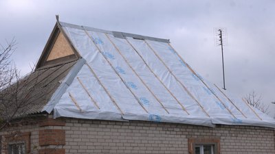 У Комишувасі на Запоріжжі жителі відновлюють зруйновані росіянами будинки та готуються до зими