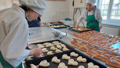 Студенти з ЦПТО спекли 200 пиріжків для воїнів на Сході України Студенти з ЦПТО спекли 200 пиріжків для воїнів на Сході України