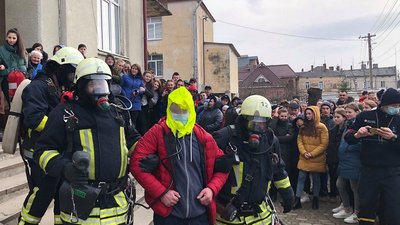 Моделюють пожежі. Як на Львівщині рятувальники навчають школярів