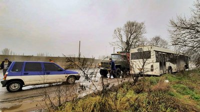 В ямах на проспекті у Кропивницькому застрягають автобуси. Чому дорогу не ремонтують