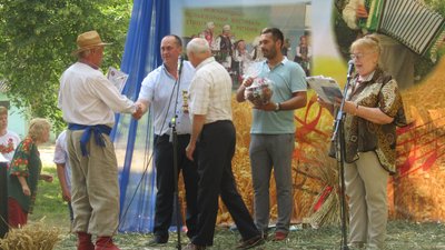 Концерти, реклами і зустрічі: як на Черкащині агітують потенційні кандидати у депутати Концерти, реклами і зустрічі: як на Черкащині агітують потенційні кандидати у депутати