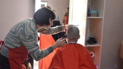 Стрижка, зачіска та манікюр: у Коростені запрацювала перша соціальна перукарня для людей вразливих категорій Стрижка, зачіска та манікюр: у Коростені запрацювала перша соціальна перукарня для людей вразливих категорій