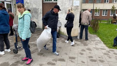 Цукор, макарони і тушківка: у Луцьку роздавали продуктові набори
