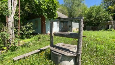Хата та колодязь у селі Перше Травня на Чернігівщині, яке пропонують перейменувати на Міхновське Хата та колодязь у селі Перше Травня на Чернігівщині, яке пропонують перейменувати на Міхновське