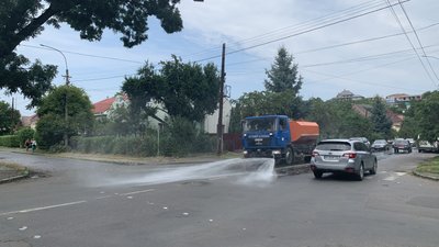 Зранку та в обід комунальники мають поливати дороги Ужгорода