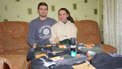 Зібрали шкарпетки для ЗСУ. Молодята з Кіровоградщини відмовились від квітів на своєму весіллі Зібрали шкарпетки для ЗСУ. Молодята з Кіровоградщини відмовились від квітів на своєму весіллі