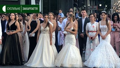 Випускники пройшли парадом вулицями Мукачева Випускники пройшли парадом вулицями Мукачева