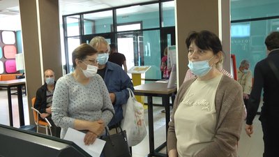Житомиряни скаржаться, що чергу у "Прозорий офіс" займають ще з ночі Житомиряни скаржаться, що чергу у "Прозорий офіс" займають ще з ночі