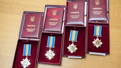 У Житомирі рідним загиблих воїнів передали державні нагороди У Житомирі рідним загиблих воїнів передали державні нагороди