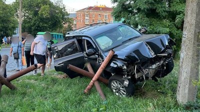 Аварія за участю "Lexus" та "Skoda" у Полтаві: у якому стані травмований водій