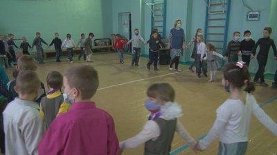 Вистава поблизу лінії зіткнення: дітей прифронтової школи привітали артисти театру Вистава поблизу лінії зіткнення: дітей прифронтової школи привітали артисти театру