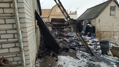 На Донеччині через потрапляння снаряду згорів будинок подружжя пенсіонерів На Донеччині через потрапляння снаряду згорів будинок подружжя пенсіонерів