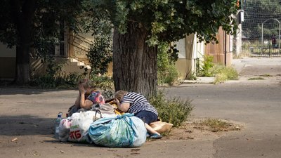 Жінки у Краматорську під час обстрілу 25 серпня 2026 року.