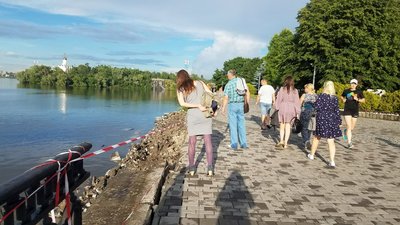 У Дніпрі впала частина паркану на Січеславській набережній