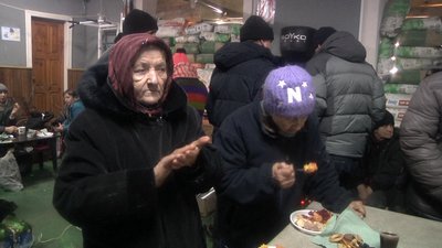 "Привозимо воду та їжу, а звідси евакуюємо людей". Як жителі Бахмута отримують допомогу у пунктах незламності "Привозимо воду та їжу, а звідси евакуюємо людей". Як жителі Бахмута отримують допомогу у пунктах незламності