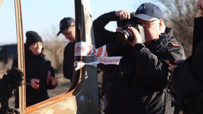 Розстріляли два автобуси: поліція розслідує масове вбивство окупантами у Боровій на Харківщині Розстріляли два автобуси: поліція розслідує масове вбивство окупантами у Боровій на Харківщині