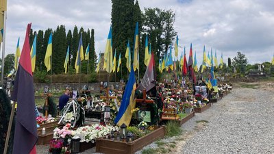 Поховали бійця Дениса Кузнєцова на Алеї Слави у Тернополі Поховали бійця Дениса Кузнєцова на Алеї Слави у Тернополі