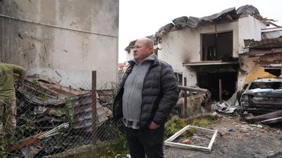 Юрій Магола біля власного зруйнованого будинку внаслідок російської атаки