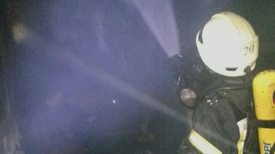 Пожежа у Херсоні: із задимленого будинку врятували двох дівчаток Пожежа у Херсоні: із задимленого будинку врятували двох дівчаток