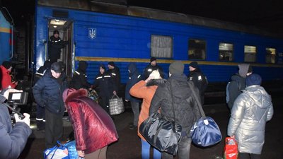 Евакуація із прифронтових районів: на Житомирщину прибув черговий потяг із переселенцями Евакуація із прифронтових районів: на Житомирщину прибув черговий потяг із переселенцями