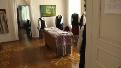 На Житомирщині краєзнавець за 20 років назбирав більше 20 українських сорочок, вишитих біллю На Житомирщині краєзнавець за 20 років назбирав більше 20 українських сорочок, вишитих біллю