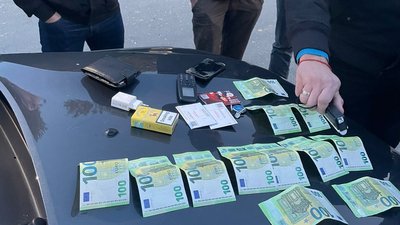 35 євро за ящик. На Буковині затримали прикордонника, якого підозрюють у сприянні контрабанди