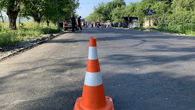 Проти закриття: батьки дітей та працівники Великоберезнянської школи перекривали дорогу Проти закриття: батьки дітей та працівники Великоберезнянської школи перекривали дорогу