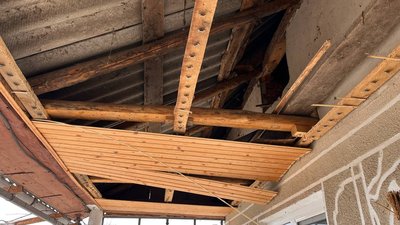 Зірвана від вибуху вагонка під дахом Зірвана від вибуху вагонка під дахом