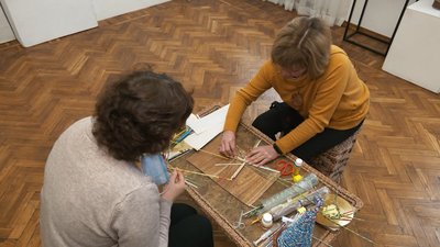 Плете з паперової лози. Черкащанка Тетяна Білан Плете з паперової лози. Черкащанка Тетяна Білан