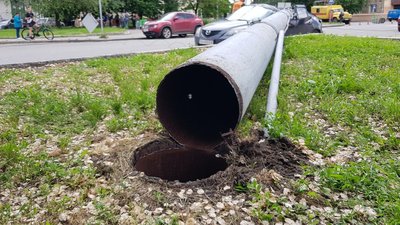 У Харкові електроопора впала на автомобіль У Харкові електроопора впала на автомобіль
