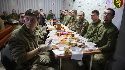 Бійці 24 бригади, яка боронить Бахмут, показали як святкували Різдво Бійці 24 бригади, яка боронить Бахмут, показали як святкували Різдво
