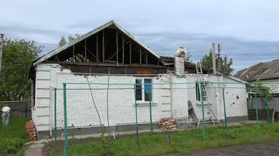 Як жителі району Бобровиця у Чернігові самотужки відбудовують зруйноване житло Як жителі району Бобровиця у Чернігові самотужки відбудовують зруйноване житло
