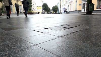 В Житомирі проводять поточний ремонт вулиці Михайлівської – перекладають тротуарну плитку В Житомирі проводять поточний ремонт вулиці Михайлівської – перекладають тротуарну плитку