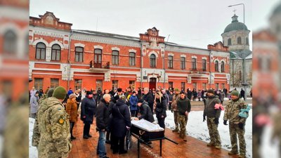 На Чернігівщині попрощалися з Дмитром Прохом та Миколою Грицюком, які загинули при виконанні бойових завдань На Чернігівщині попрощалися з Дмитром Прохом та Миколою Грицюком, які загинули при виконанні бойових завдань