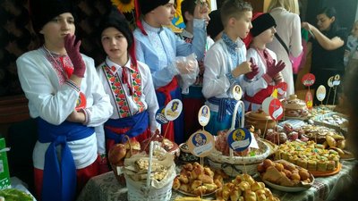 Страви традиційної кухні продавали у Луцькій гімназії, аби зібрати гроші для онкохворих дітей Страви традиційної кухні продавали у Луцькій гімназії, аби зібрати гроші для онкохворих дітей