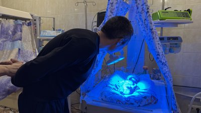 Олег Сохан біля новонародженої