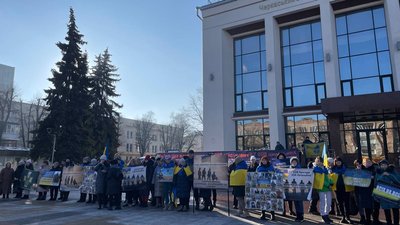 "Обміняйте всіх на всіх": у Черкасах родичі полонених вийшли на мирну акцію "Обміняйте всіх на всіх": у Черкасах родичі полонених вийшли на мирну акцію
