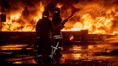 Пожежа унаслідок дронової атаки РФ на Одесу ввечері 17 серпня 2025 року