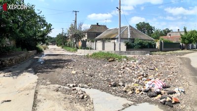 У Херсоні внаслідок негоди одну з вулиць заполонили вода та сміття У Херсоні внаслідок негоди одну з вулиць заполонили вода та сміття