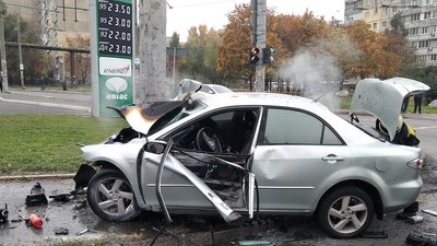 У Дніпрі вогнеборці ліквідували пожежу в легковому автомобілі